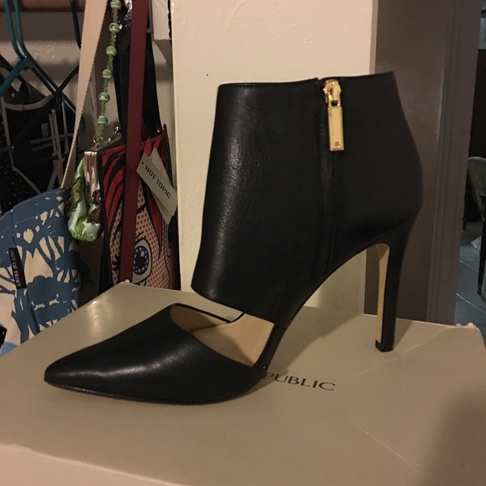 GUC BANANA REPUBLIC HEELED BOOTIES 10